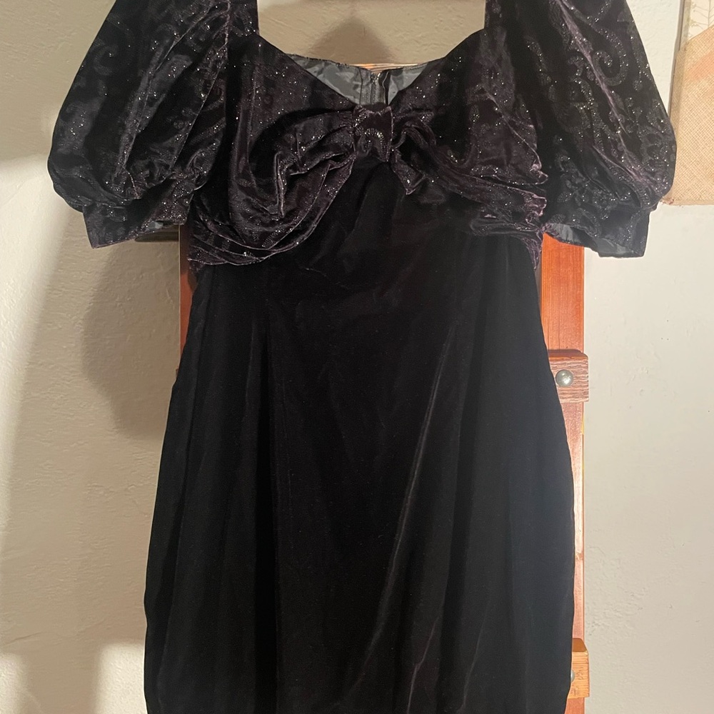 Elegant Black Velvet Dress with Puff Sleeves